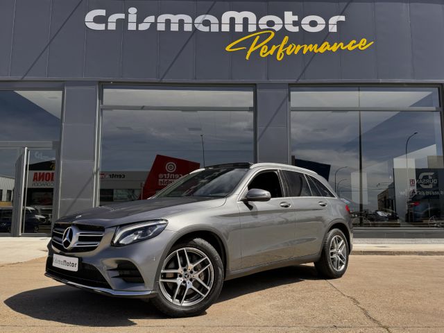 … Mercedes GLC 220d 4Matic AMG Line #Gris selenita con solo 35.000 km disponible en tienda !

•Cámara 
•Asist. de ángulo muerto 
•Sensores de aparcamiento 
•Asist. de colisión 
•Sensor de lluvia 
•Llamada de emergencia 
•Techo Panorámico 
•Control aut. de velocidad 
•Cambio Aut. 9G 
•Head up display 
•Reconocimiento de señales de traf. 
•Navegador Comand 
•Luz ambiente 
•Led 
•Llantas 19” 
•Paq. retrovisores 
•Paq. AMG Int / Ext 
•Madera fresno 
•Lunas oscurecidas 
•Pintura met. 
•Tap. en cuero / alcantara 
•Key less start 
•Calef. en asientos 
•Extintor 
•Sonido Burmester

———————————————

🖥️ Financiación a tu medida
🫧 Reesstreno
⚠️ Entrega inmediata 

📱 685.85.30.38
📩 Contáctanos
w w w . c r i s m a m o t o r . c o m